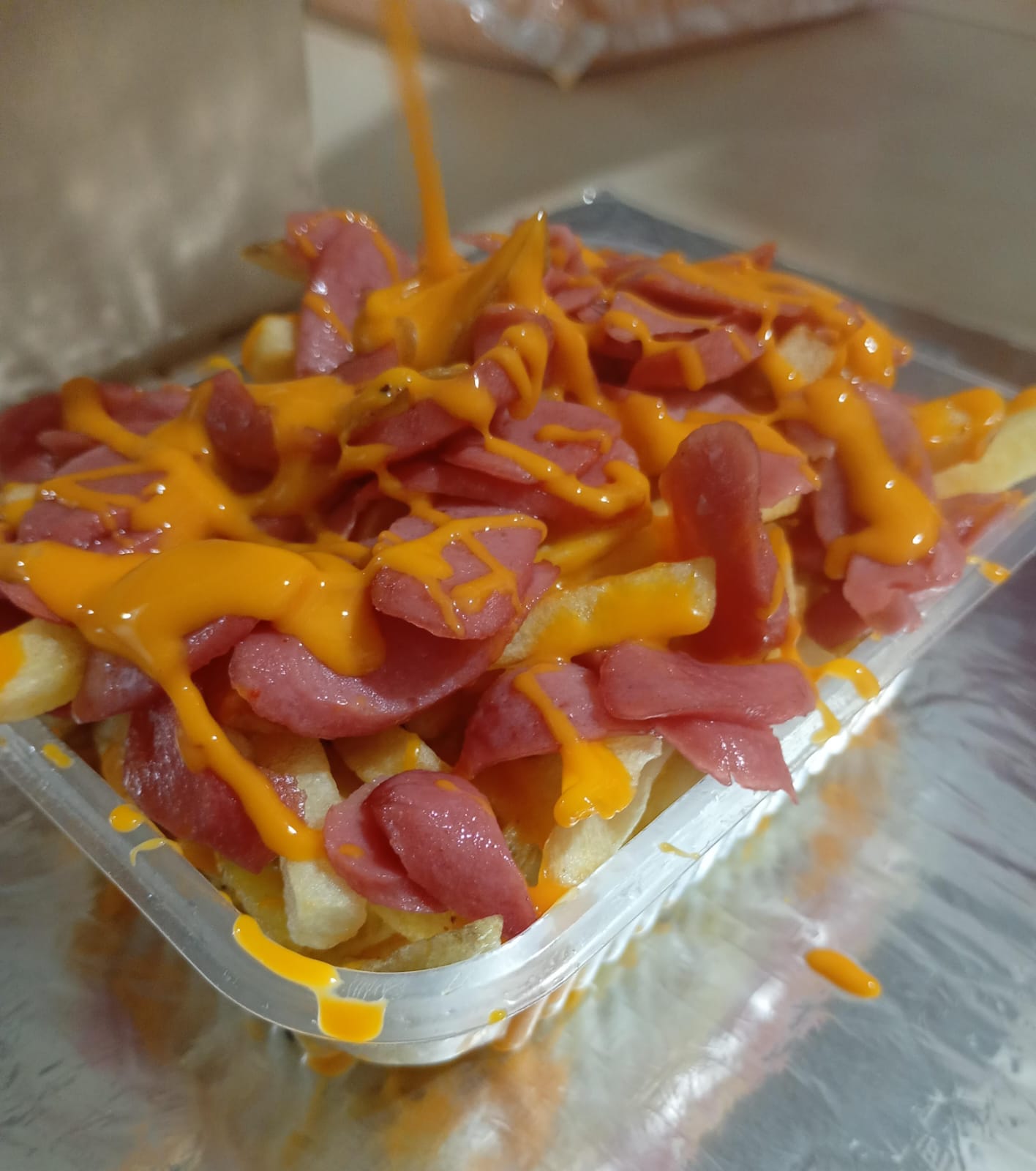 Salchipapas con cheddar chico