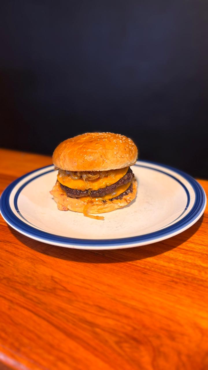 2 Hamburguesas Tasty + Papas Chicas + Mayo Casera de Ajo